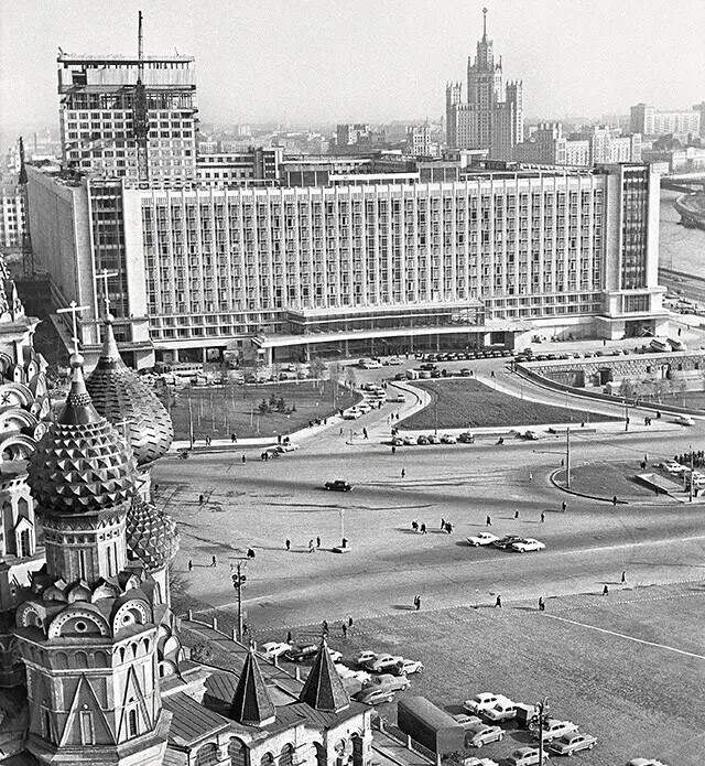 Самая большая в СССР гостиница «Россия» была открыта в 1967 году и сразу же стала оплотом фарцовки