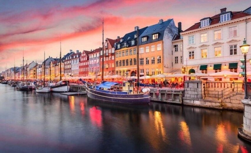Начнем с самых свободных - в Дании существовал закон о кощунстве, который был отменен 3 года назад. С тех пор никаких преследований относительно религий, взглядов на вероисповедание и прочее в Дании нет.