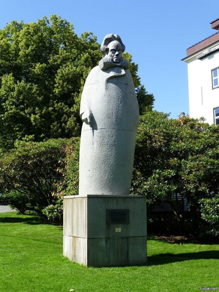 Оригинальный памятник Хенрику Ибсену в Берген