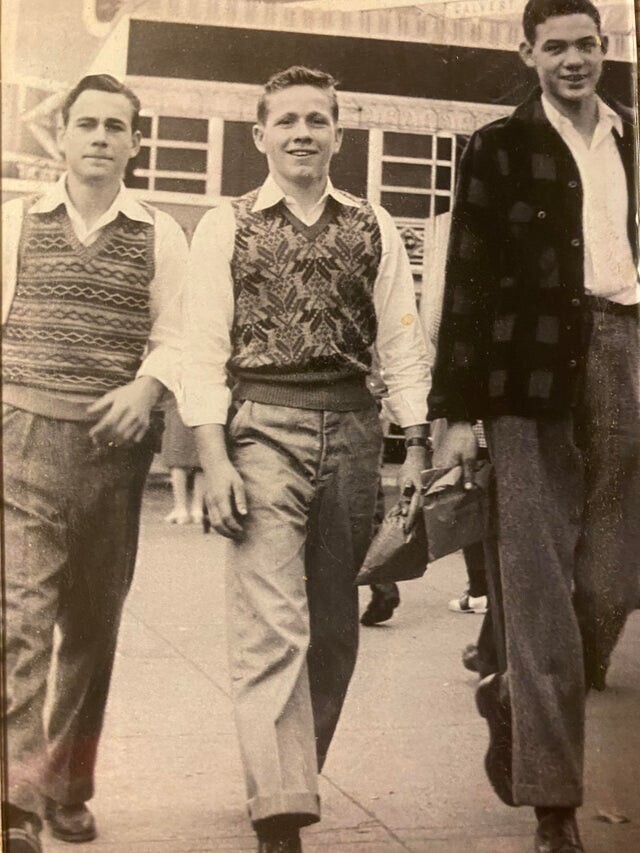 "Мой 15-летний дедушка со школьными друзьями"