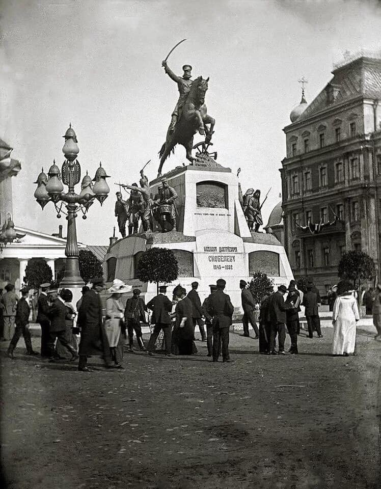 А вы знали, что до 1918 года Тверскую площадь в Москве, напротив губернаторского дворца (мэрия), украшала фигура генерала Скобелева — героя Русско-турецкой войны 1877–1878 годов?