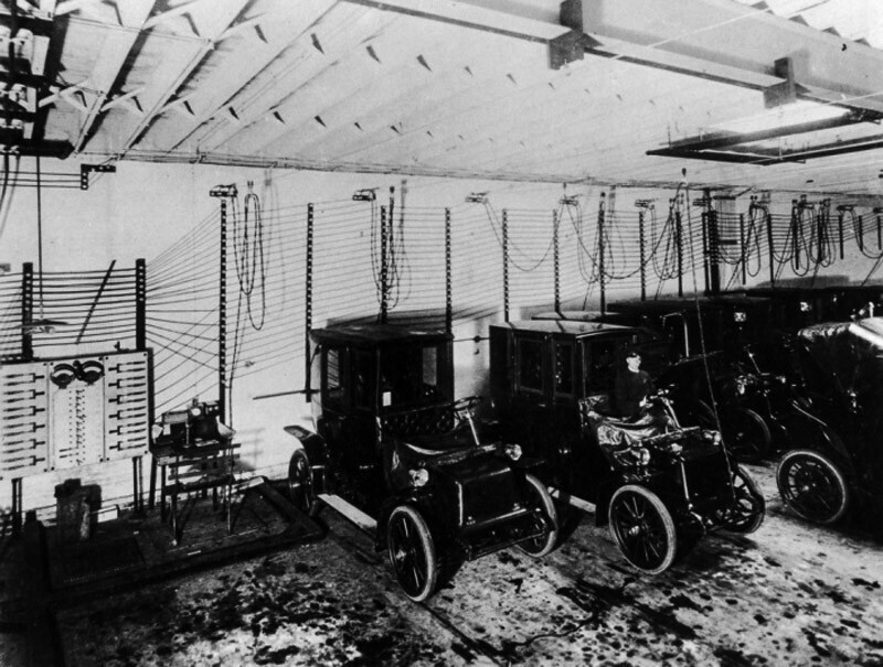 1909. Электрические автомобили на зарядке. США
