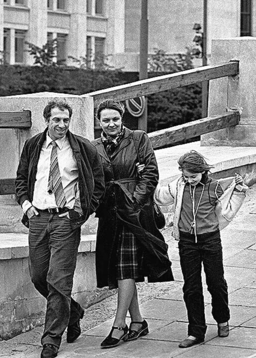 1982 год, Сергей Юрский с женой актрисой Натальей Теняковой и дочерью Дашей на прогулке.