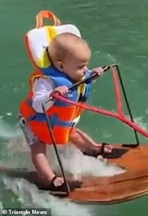 Родителей чуть не линчевали за поставленного на водные лыжи младенца