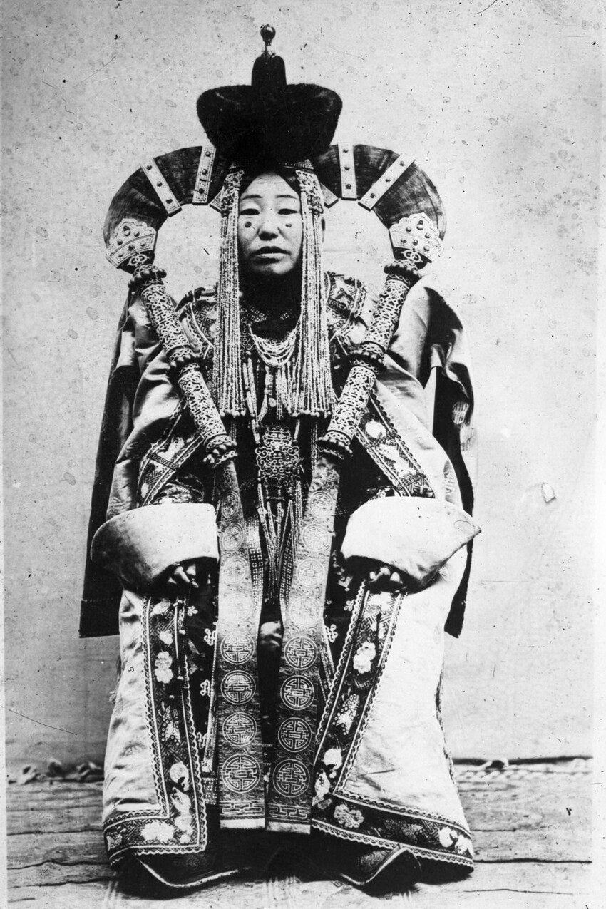 У примитивных народов существуют табу, регулирующие жизнь королей, шаманов, а также девушек в пубертатный период