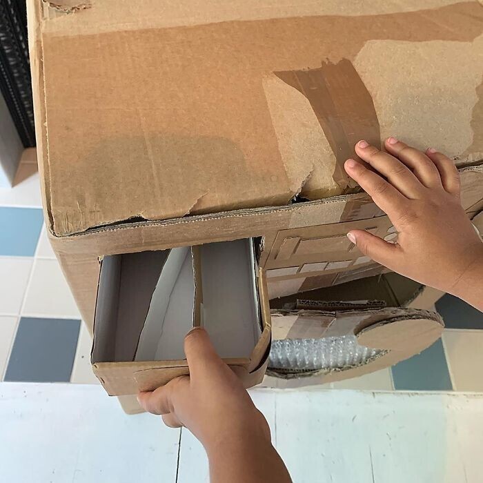 Мать учит детей жизни с помощью картонных коробок