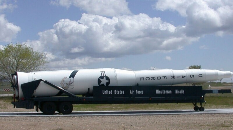 США подписывают контракт на межконтинентальную баллистическую ракету вместо урегулирования вопросов