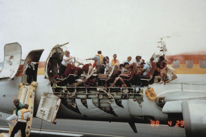 28 апреля 1988 года с самолёта Aloha Airlines сорвало крышу на высоте 7 300 метров, но самолёт смог благополучно приземлиться. Обошлось без жертв