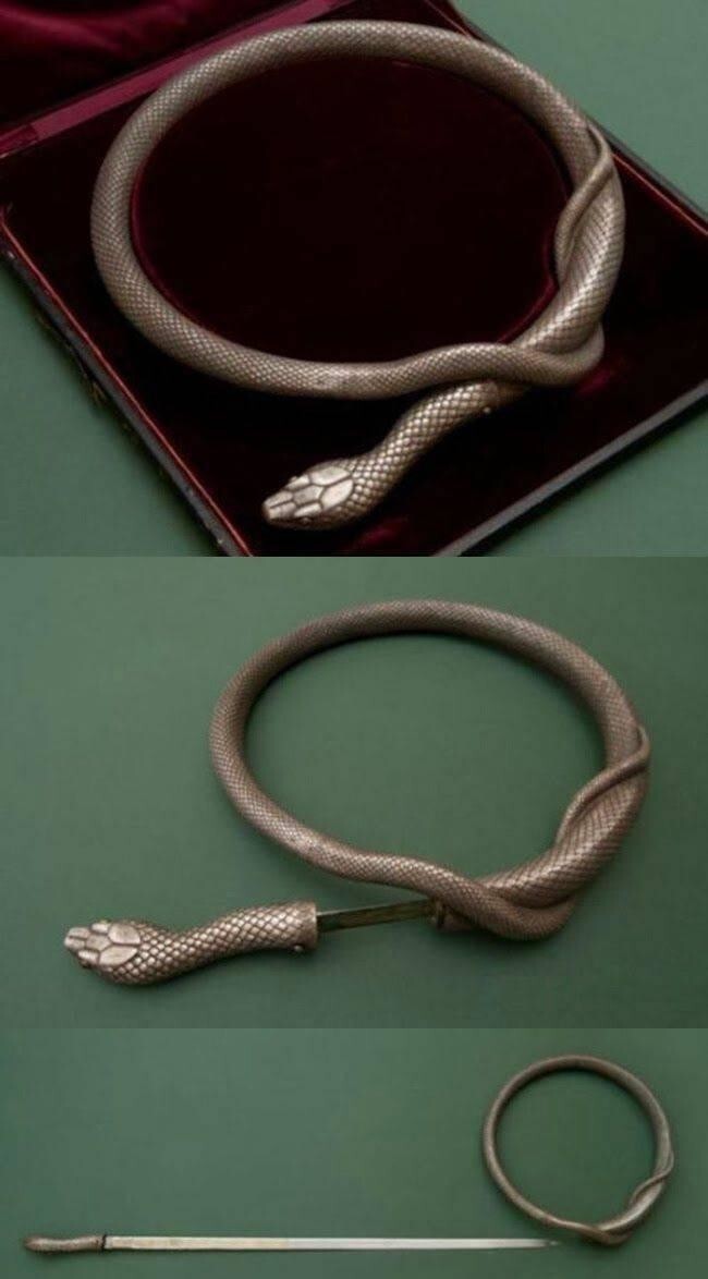 Шедевр испанского оружия XIX века — гибкая рапира с двойным лезвием, скрытая в серебряных змеиных ножнах в виде кольца