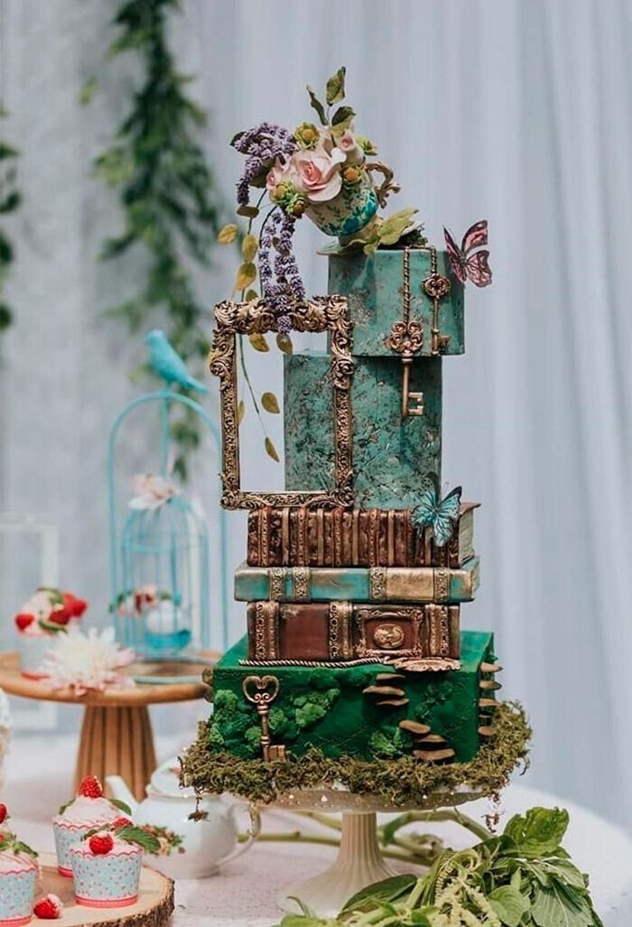 13. Свадебный торт с растительными мотивами