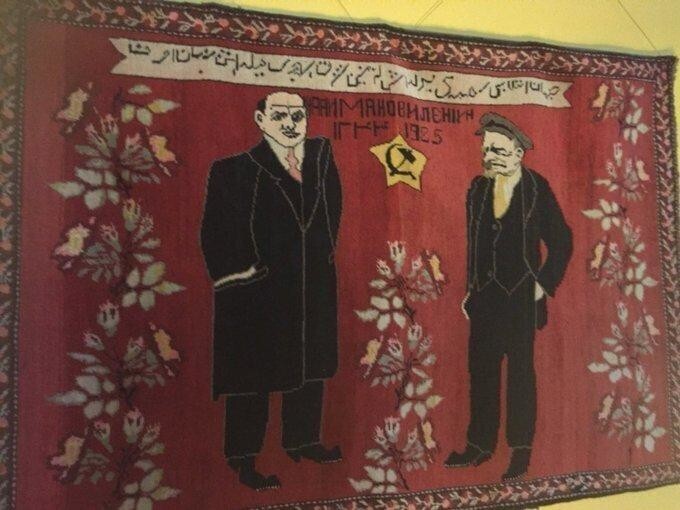 Основатель советского Азербайджана Н. Нариманов и основатель советского государства В. Ленин. На ковре. 1925 год.
