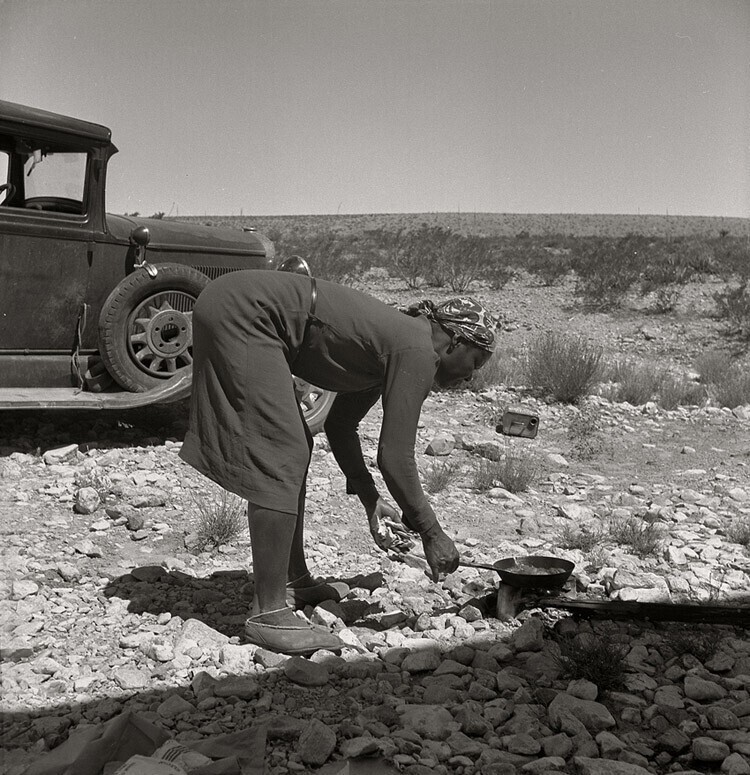 Июнь 1938. Молодая жена готовит завтрак, Техас.