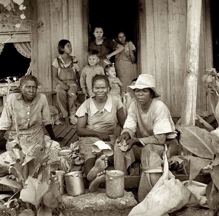 Август 1936, мигрирующие сборщики хлопка во время обеда, Техас.