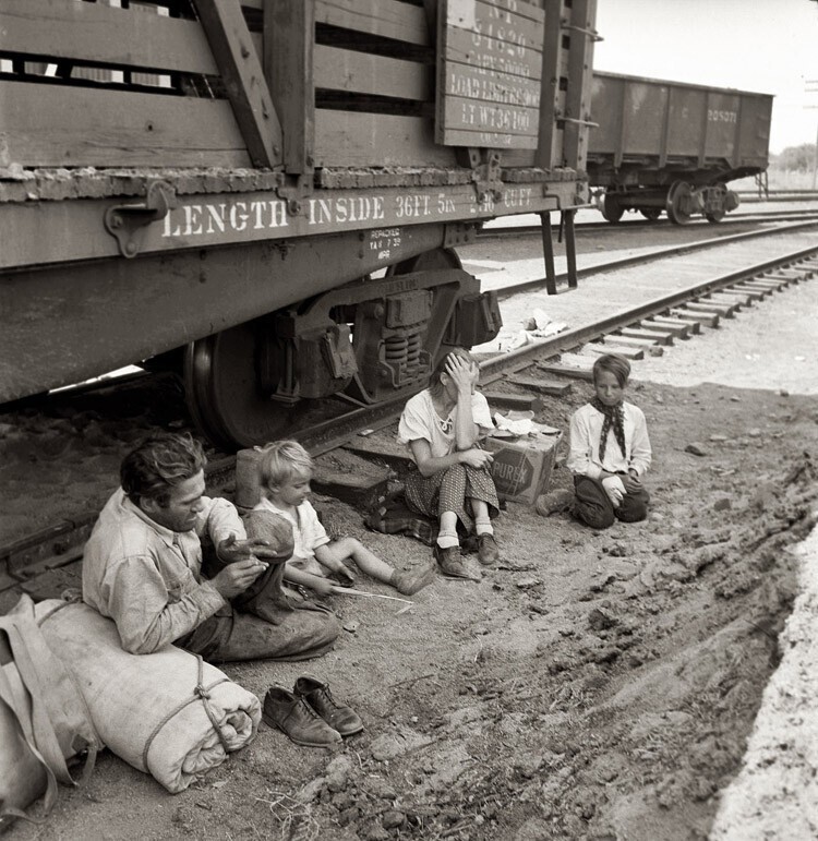 Август 1939. Семья мигрантов, приехавшая в грузовом поезде, Вашингтон.