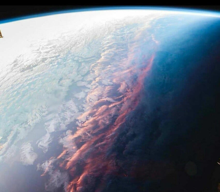 Как закат видится из космоса