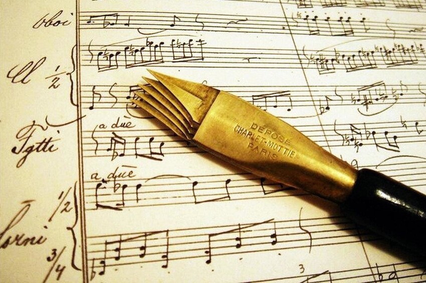 Это раструм (от лат. rastrum), инструмент, используемый для рисования параллельных линий в музыкальных рукописях.