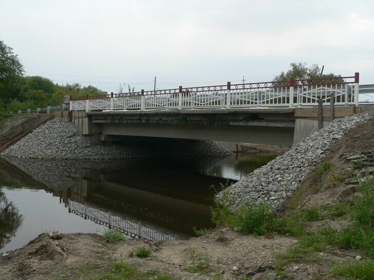 На неделю раньше срока В Амурской области в с. Поярково был сдан в эксплуатацию после реконструкци мостовой переход через р. Симониха.