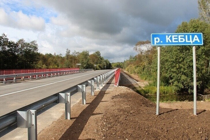 В Псковском районе Псковской области вели в эксплуатацию после капитального ремонта мост через реку Кебца.