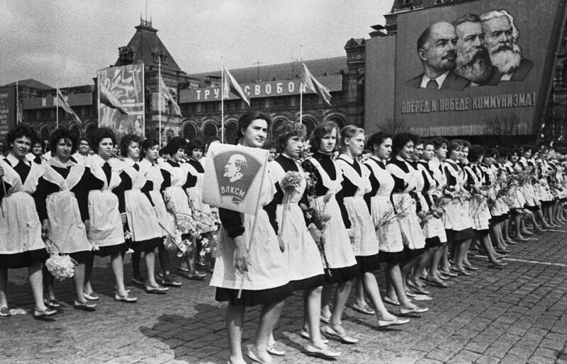 Не расстанусь с комсомолом, буду вечно молодым! 27 сентября 1991 года был распущен комсомол
