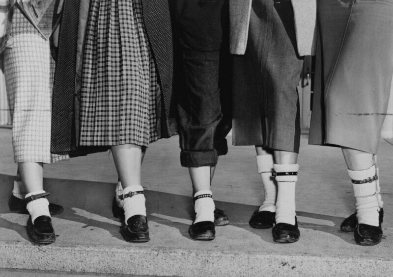 Молодежный тренд 1953-го в США: если девушка носит собачий ошейник на правой щиколотке, у нее есть парень, если же на левой - она в поиске.