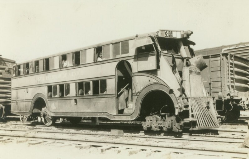 Двухэтажный автобус фирмы Pickwick на железнодорожном ходу. 1930-е годы.Мексика.