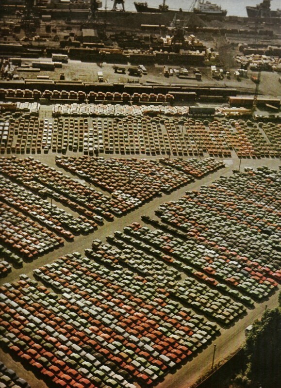 Советские автомобили перед отправкой на экспорт. Рижский порт, 1983