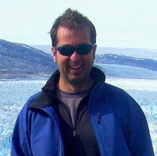 50-летний профессор-гляциолог Университета штата Мэн Гордон Гамильтон погиб в результате крушения снегохода и падения в 100-футовую расселину во время исследования в Антарктиде.
