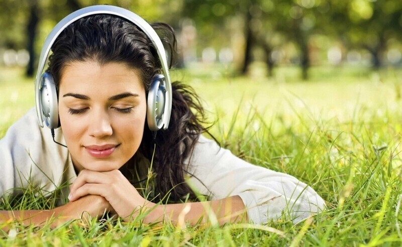Ученые выяснили, вредно ли слушать музыку в наушниках