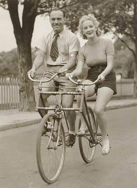 Необычный тандем, на котором велосипедисты сидят рядом. Австралия, 1930-е