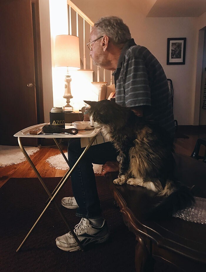 "Мой дедушка и его 20-летний кот. Как говорит дедушка: "Мы два старичка, и нам весело вместе"