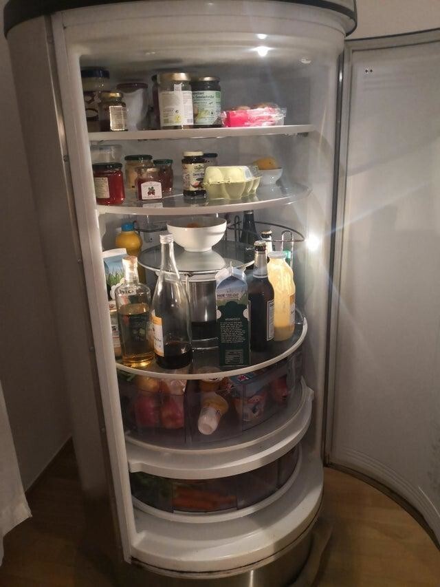В этом холодильнике вращающиеся полки