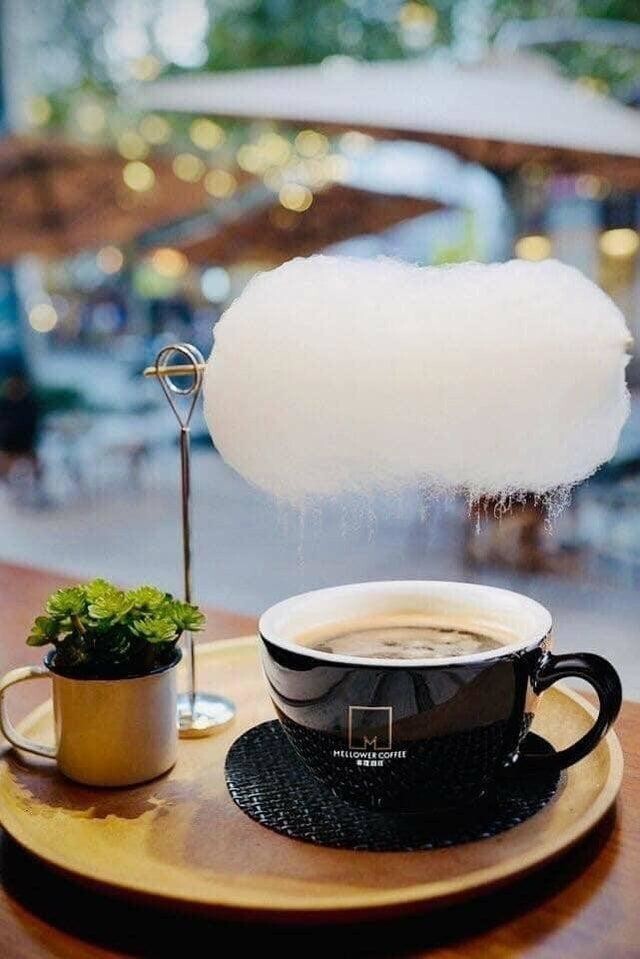 В одном из ресторанов Шанхая подают кофе с сахарной ватой. Из-за горячего пара она нагревается, и начинается сладкий дождь