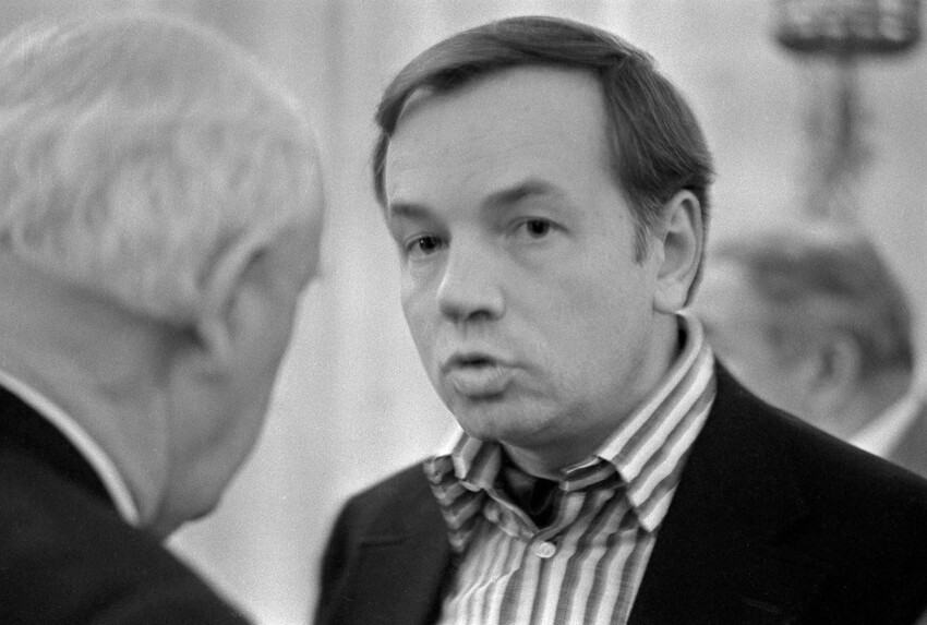 1975.Советский и российский поэт, публицист, художник и архитектор Андрей Вознесенский (1933 - 2010)