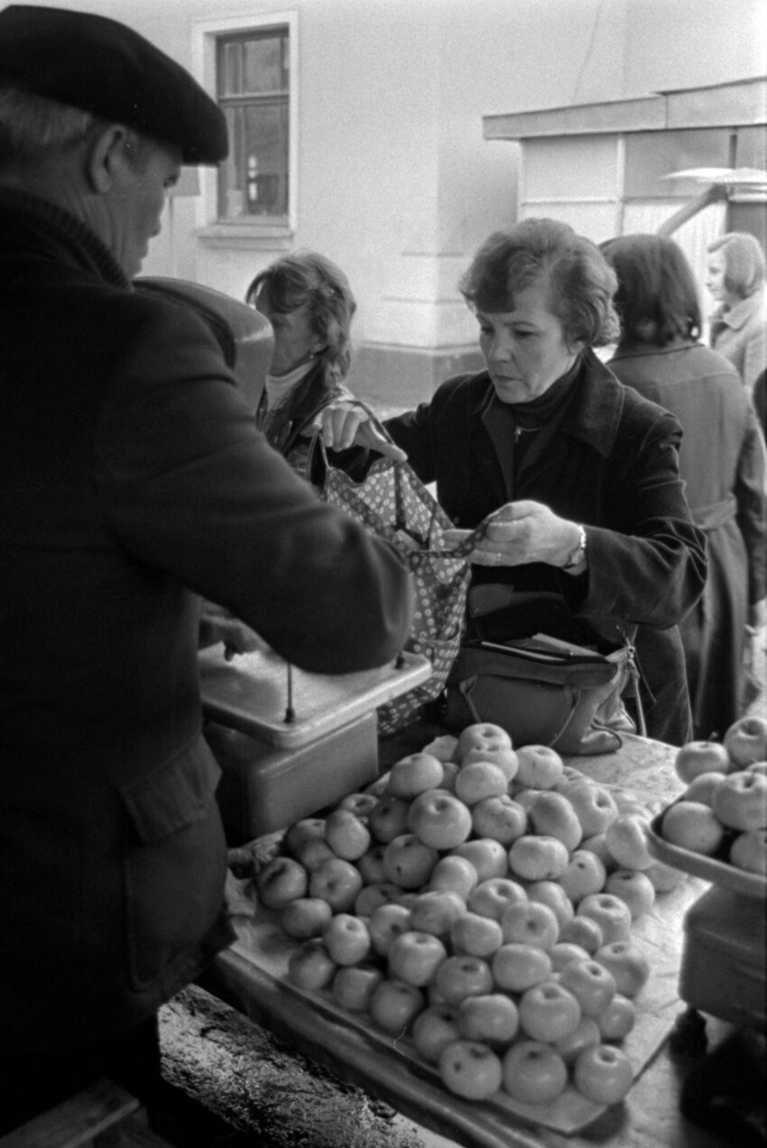 1981. Советская и российская поэтесса, переводчица Римма Казакова (1932 - 2008) на рынке в Нальчике