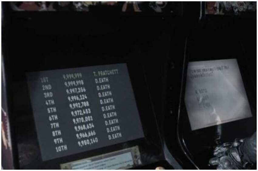Пасхалка из Благих Предзнаменований - в пятой серии, когда Смерть играет в игровые автоматы, видна таблица рекордов. Смерть побил рекорды всех, но человека на первом месте ему победить так и не удалось.