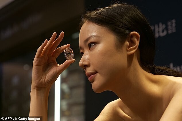В Гонконге с молотка уйдет редчайший "безупречный" бриллиант