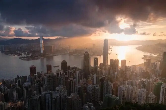 Прекрасный восход над горизонтом в Гонконге.