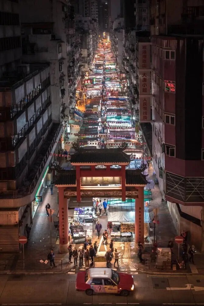Яркие фонари улицы Темпл-Стрит в Гонконге.