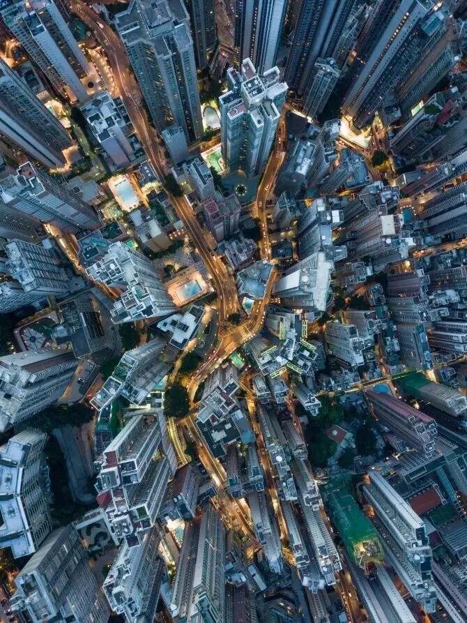 Изгибы и повороты улиц мегаполиса с высоты птичьего полета, Гонконг.