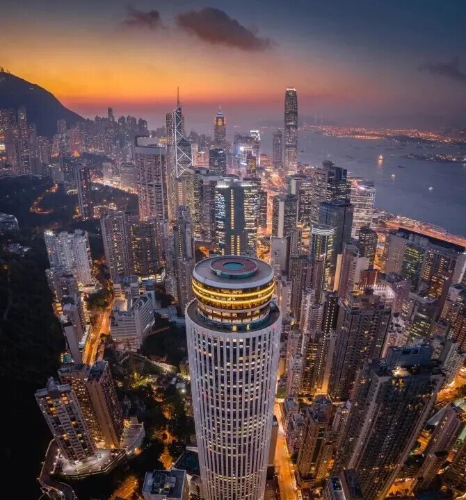 Впечатляющие огни небоскреба Hopewell Centre, Гонконг.
