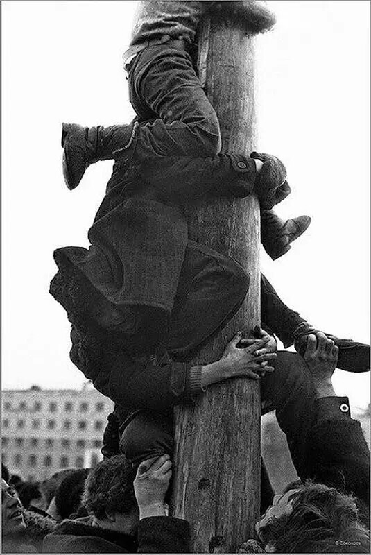 Штурм ледяного столба с подарками. Масленица на площади Ленина, 1984.