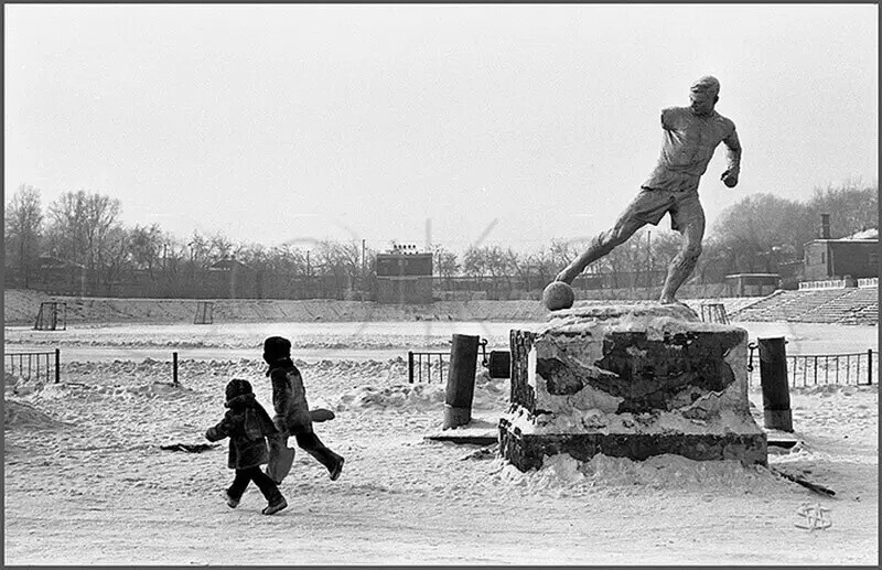 Футбольное поле стадиона «Шахтер». Прокопьевск, 1988.