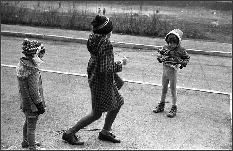 Игры в «резинку». Двор на улице Тольятти. Новокузнецк, 1985.