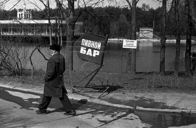 Посетитель Выставки Достижений народного хозяйства. На большой территории ВДНХ указатели помогают выбрать правильное направление, 1984.