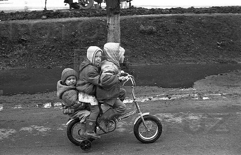 Втроем на «Олимпике» на улице Веры Соломиной, Новокузнецк, 1988.