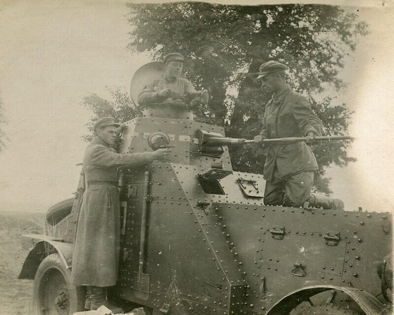 Чистка пушки экипажем бронеавтомобиля БА-27 во время учений одной из механизированных частей Красной армии; 1933-й год
