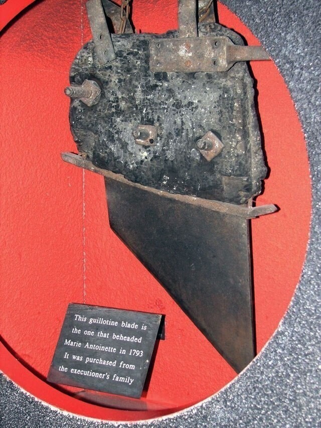 Лезвие гильотины, которое казнило королеву Марию Антуанетту в 1793 году