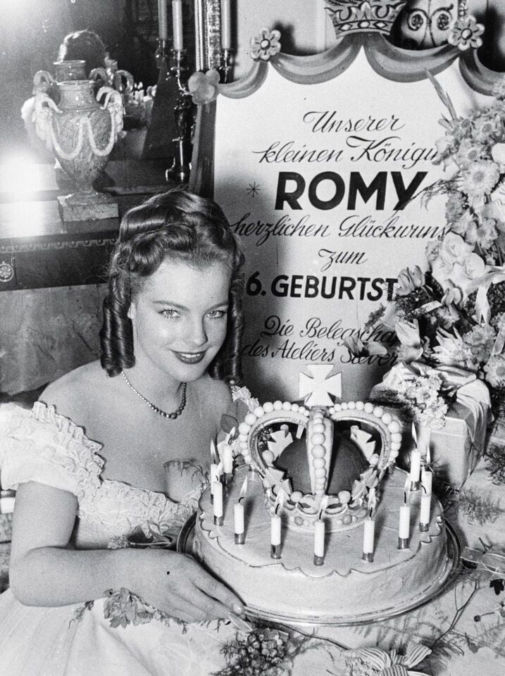 Роми Шнайдер празднует своё шестнадцатилетие на съёмках фильма "Молодые годы королевы"