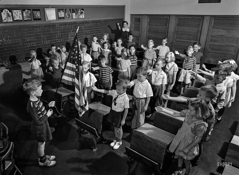 Поднятия флага в школьном классе. Нью-Йорк, 1942 год.