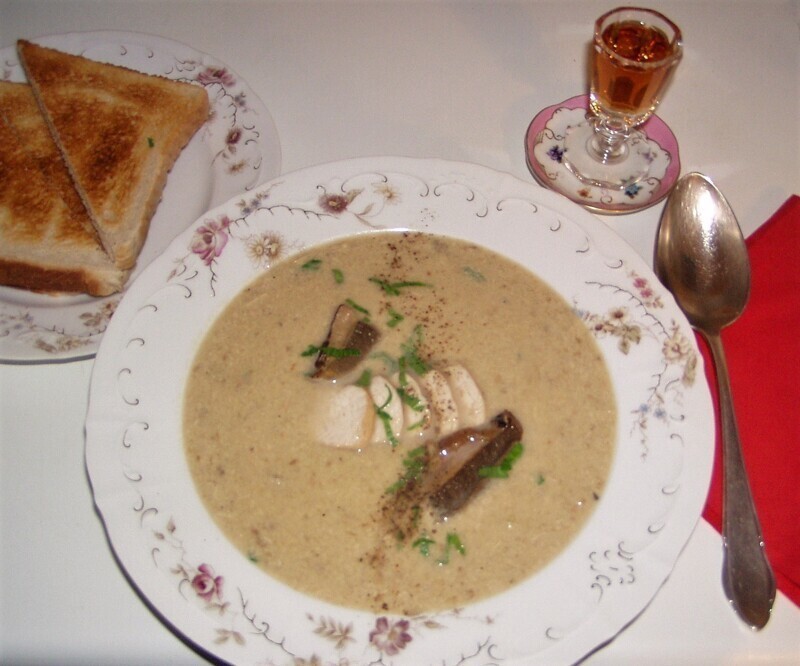 Суп-пюре из куриной грудки и сушёных белых грибов с чесночными гренками